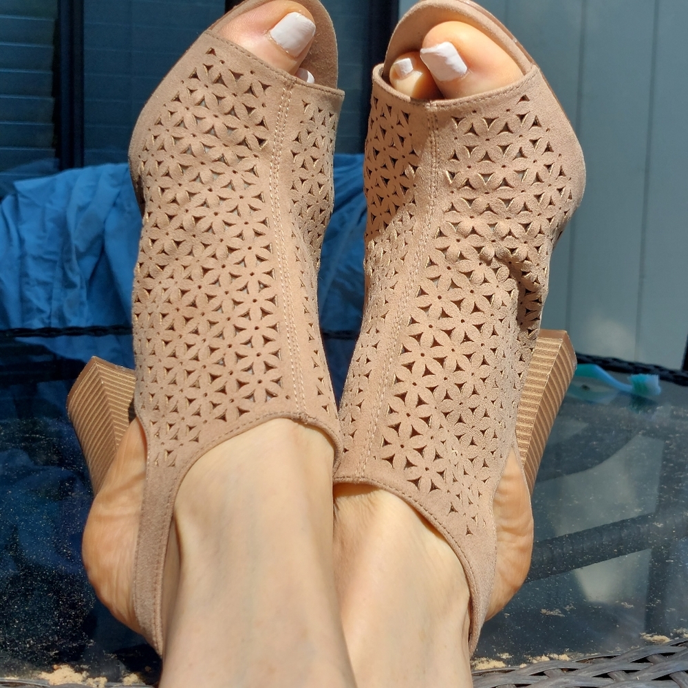 Madden girl high hill open toes sandals 9. Light brown.
